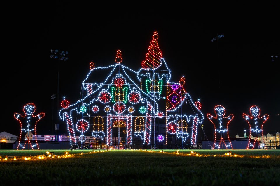 http://shop.mikeshawtoyota.com/wp-content/uploads/sites/15/2017/11/christmas-lights-house-1-e1513887420314.jpg